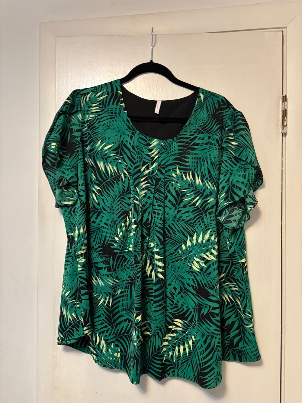 Green Tropical Leaf Print Women's Blouse — Scoop Neck
